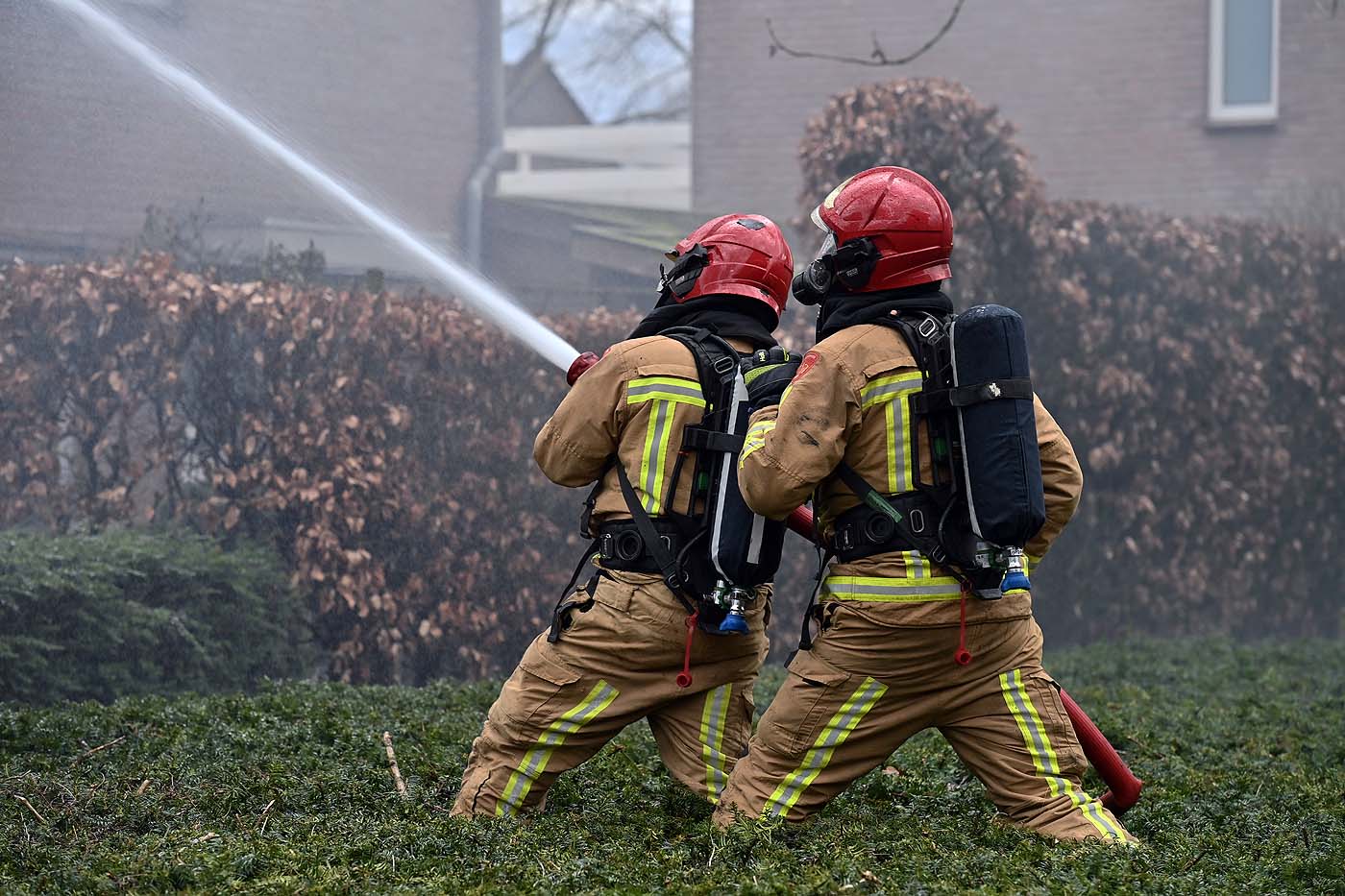 Blussende brandweermannen